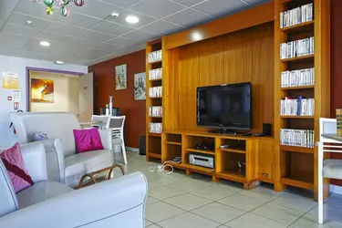 maison de retraite neuville de poitou salon tv