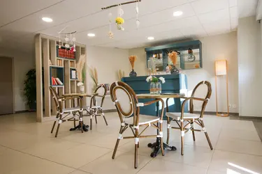 emeis-maison-de-retraite-les-pivoines-espace-bar