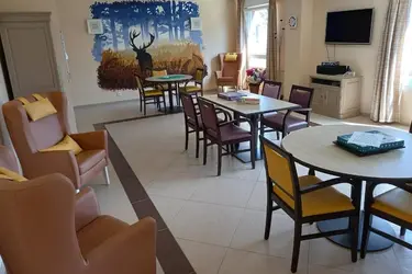 maisonderetraite lareinedespres salondanimation