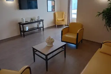 maisonderetraite lareinedespres salonjaune